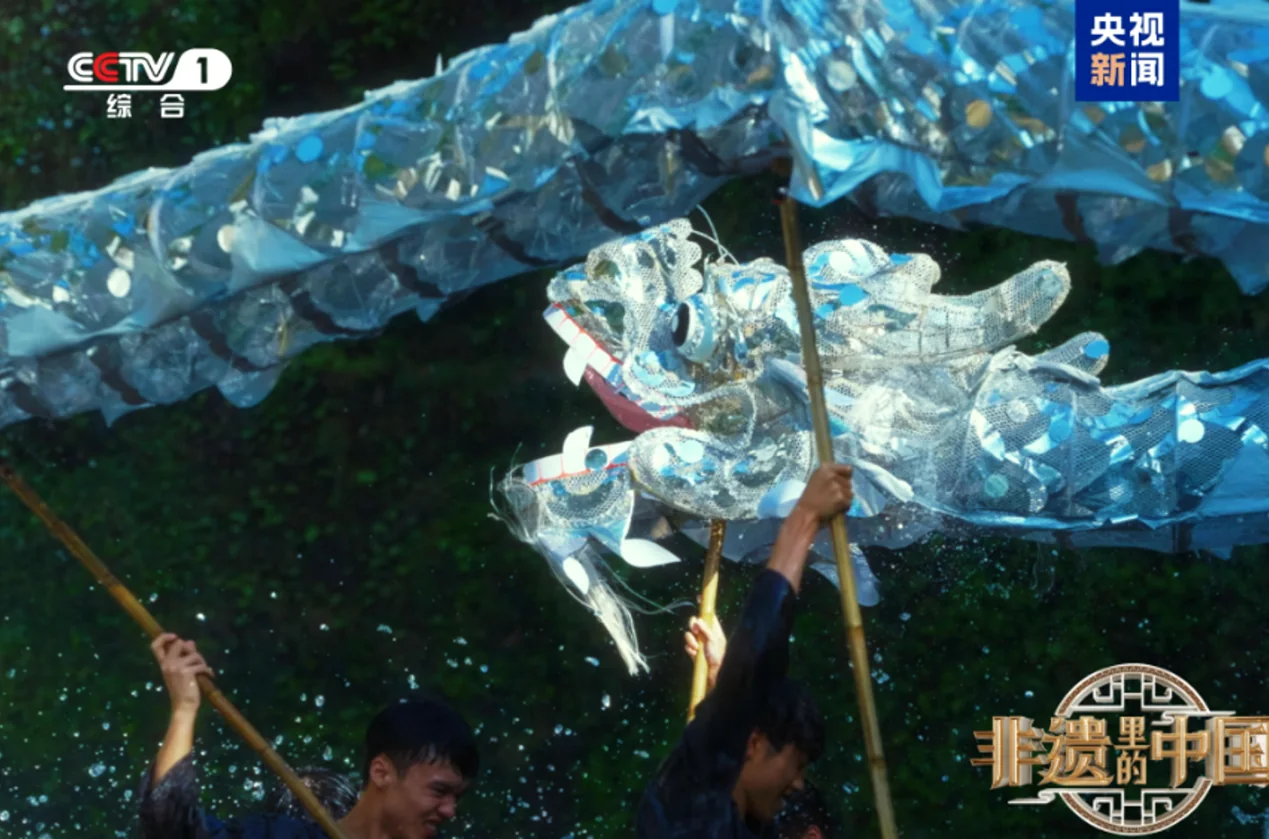 铜梁龙舞的龙首在竹竿上起伏
