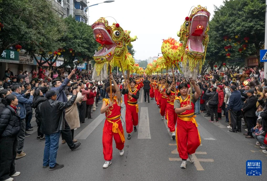 街巷巡游中的红色长龙