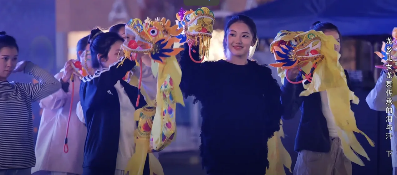 青年队员手举小龙